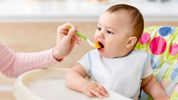 7 aylık bebeklere süt, bal gibi besinler verilmemeli, alerjiye neden olabilir.