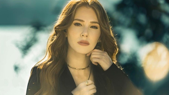 Elçin Sangu sosyal medya ve diğer çeşitli istatistiklere dayalı olarak 2016 yılının ikinci en popüler Türk aktrisi seçildi.