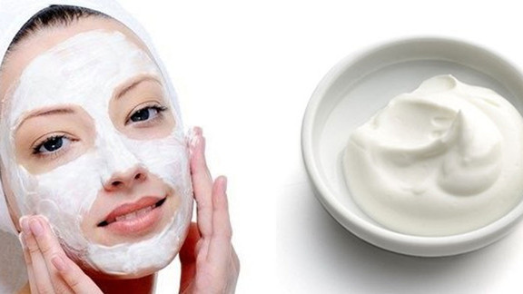 Yoğurt maskesi cildi beyazlaştırıyor ve pürüzsüz bir görünüme yardımcı oluyor.