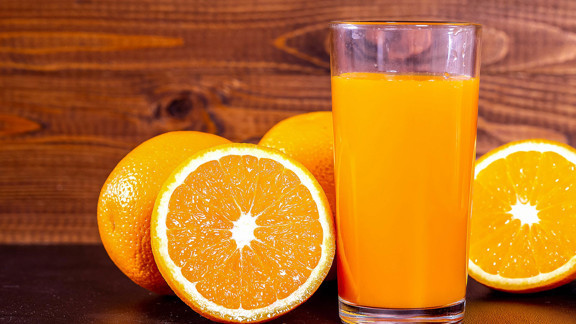 1 bardak portakal suyu 112 kalori içeriyor. Portakal suyu lifli yapısıyla tok tutuyor, acıkmayı geciktirip zayıflamayı destekliyor.