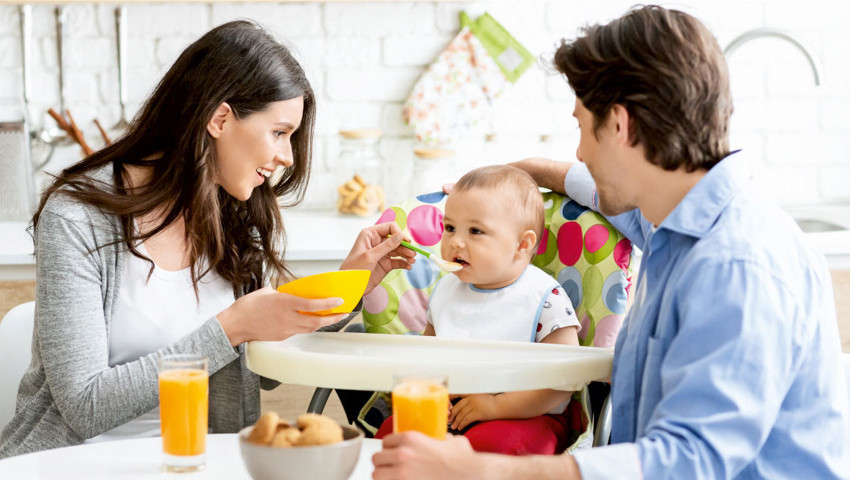 6 aylık bebeğin kahvaltısında peynir, yumurta sarısı, tereyağı ve ekmek gibi yetişkinlerin yediği besinler yer alabilir.