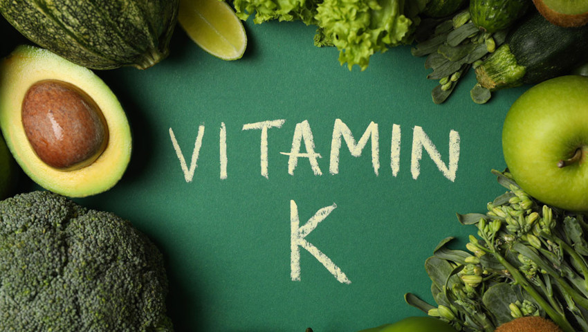 Yeşil yapraklı sebzeler yüksek oranda K vitamini içerir.