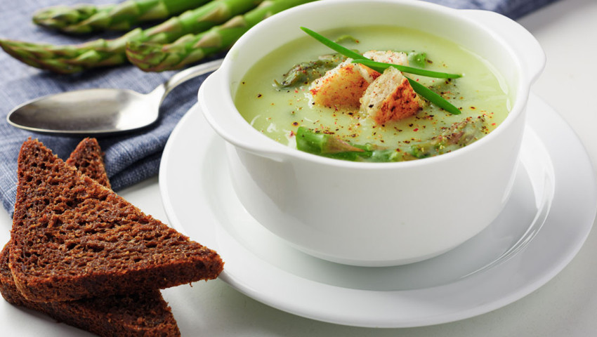 Soğuk kış günlerinde içinizi ısıtacak son derece sağlıklı bu sebze çorbasını çok beğeneceksiniz.