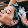 Saçı yıpratmadan derinlemesine temizleyen en iyi 10 tuzsuz şampuan