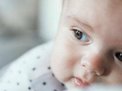 esmer yesil gozlu bebek simdi kara sacli kara gozlu kara kasli kara tenli bi kizim var