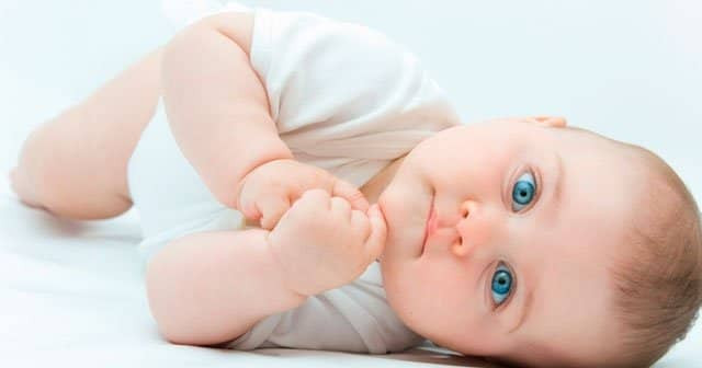 15 aylik bebek gelisimi nasil olmali ve 15 aylik bebek neler yapabilir