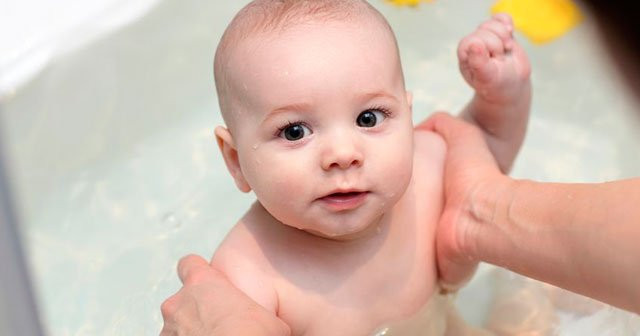 Bebeğin İlk Banyosu Nasıldır, Bebek Banyo Suyu Sıcaklığı Kaç Derece Olmalı