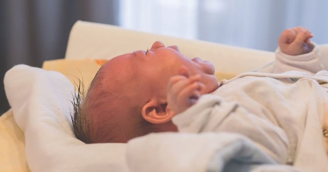 2 aylik bebek neden uyumaz 2 aylik bebegim uyumuyor nasil uyutulur