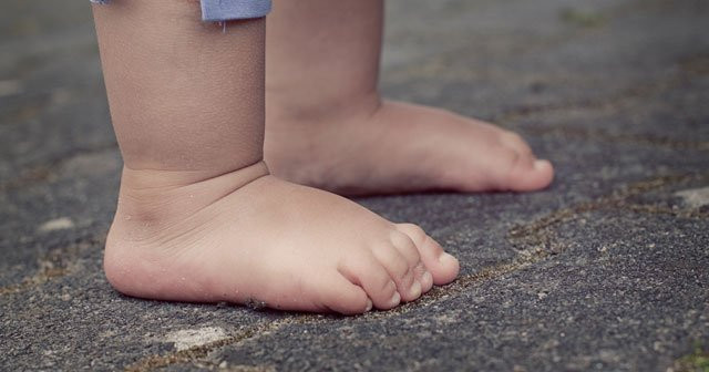 Çocuklarda İçe Doğru Basma Nedir Çocuğun Ayakları İçe Basıyor