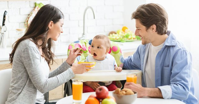 1 yaş bebek beslenmesi nasıl olmalı? 4 farklı yemek örneği ve beslenme tablosu