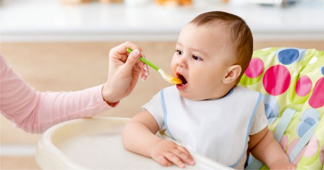 6 aylık bebek beslenmesi için 6 farklı örnek menü ve 6 aylık ek gıda tablosu örnekleri