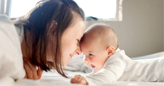 Anne sütü veya mama ile beslenen yenidoğan bebek günde kaç kez kaka yapar?