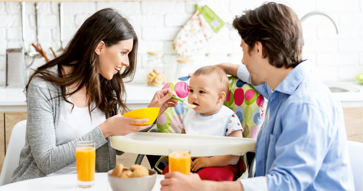 6 aylık bebeğin kahvaltısında peynir, yumurta sarısı, tereyağı ve ekmek gibi yetişkinlerin yediği besinler yer alabilir.