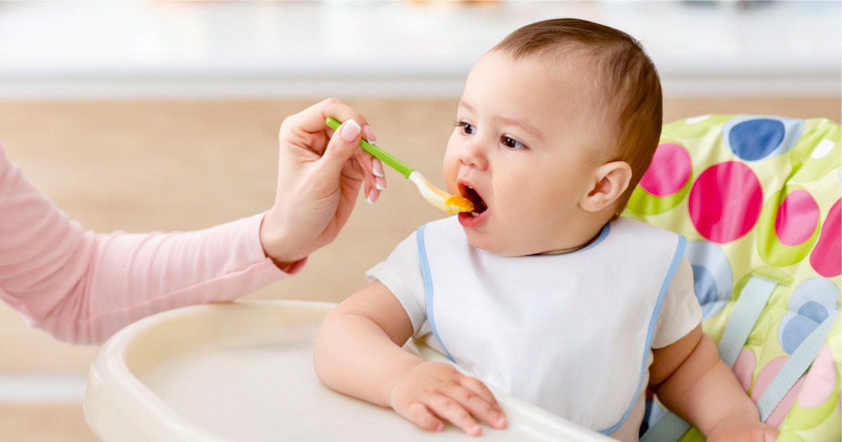 7 aylık bebeklere süt, bal gibi besinler verilmemeli, alerjiye neden olabilir.