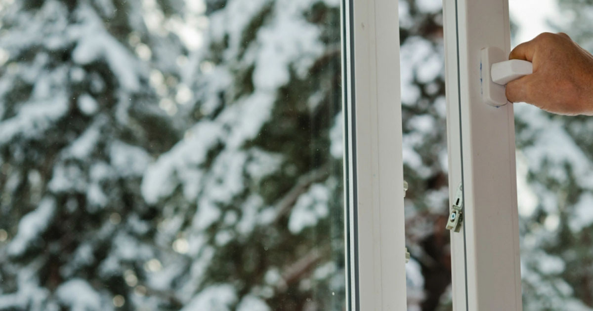 PVC pencereler genellikle standart ayarlı olarak gelir ve bu şekilde dört mevsim kullanılmasında bir sakınca yoktur.