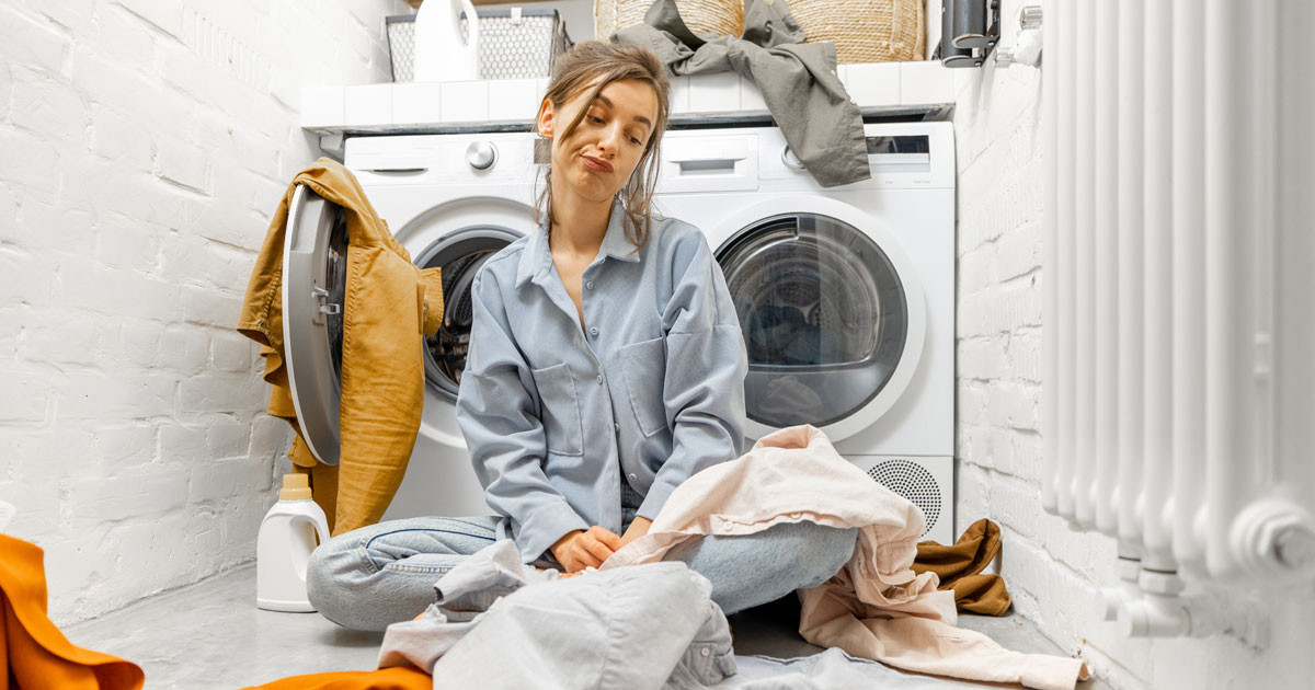 Çamaşır makinesinin kazanının hortumuna çorap, iç çamaşır vb. şeylerin kaçması da makinenin su boşaltmamasının muhtemel nedenlerindendir.