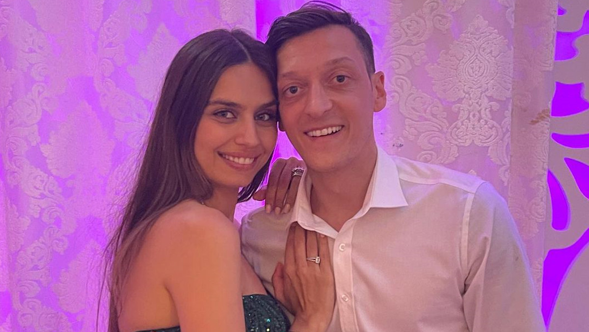 Mesut Özil’den eşi Amine Gülşe’ye romantik kutlama: İyi ki varsın!