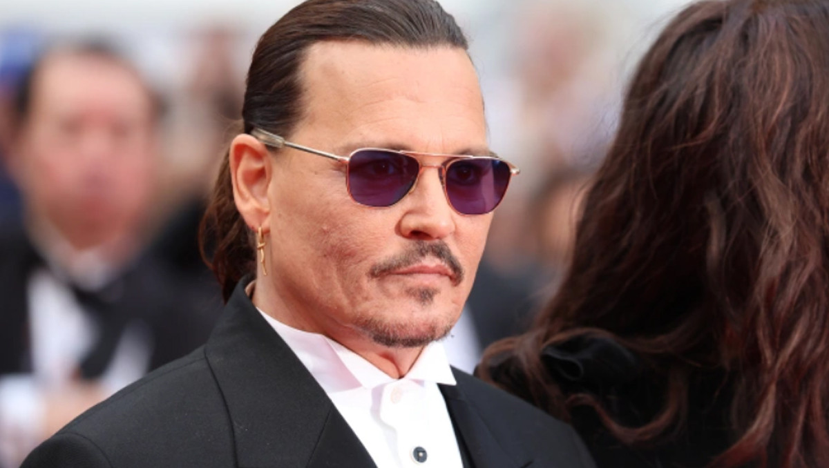 Johnny Depp, &#039;Jeanne du Barry&#039; için yedi dakika ayakta alkışlanarak Cannes&#039;a geri döndü!