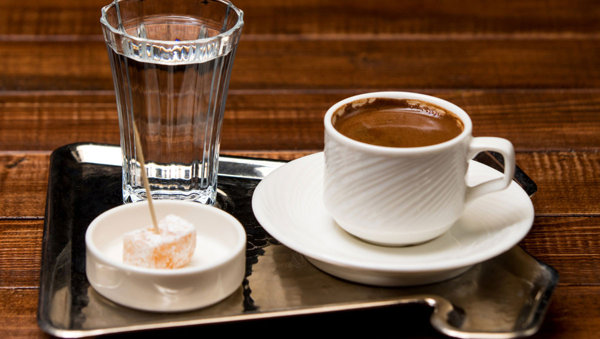 Türk kahvesinin yanına ağlayan pasta veya tiramisu çok yakışacaktır.