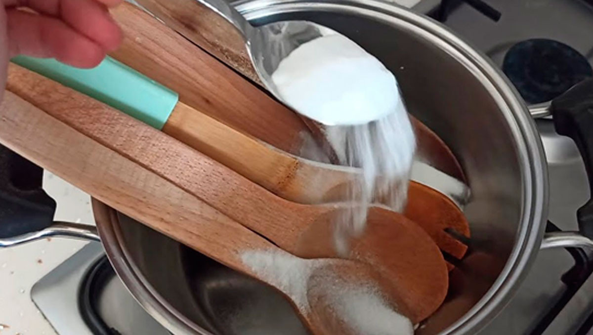 Karbonat, sirke, limon suyu, Hindistan cevizi yağı ve hidrojen peroksit tahta kaşık temizliğinde kullanılabilir.