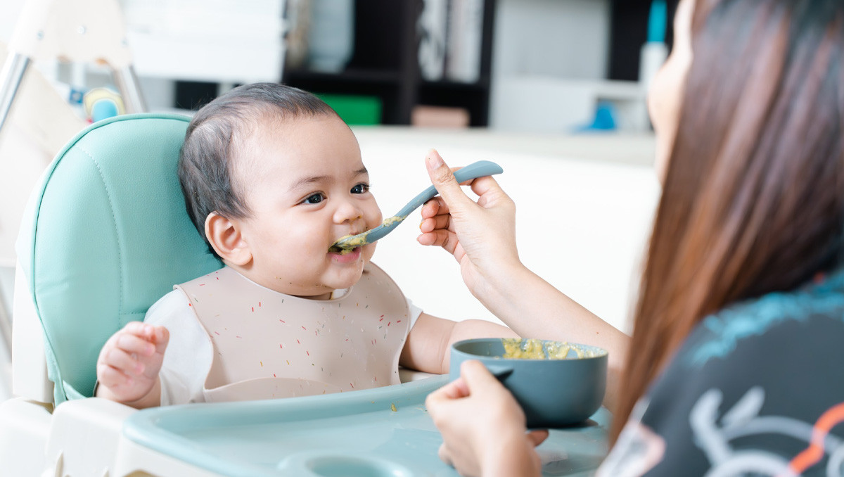 Anne sütünün bebek için tek başına yeterli gelmediği zaman dilimine girildiğinde bebeğe uygun olan gıdalardan faydalanmaya başlamalısınız.