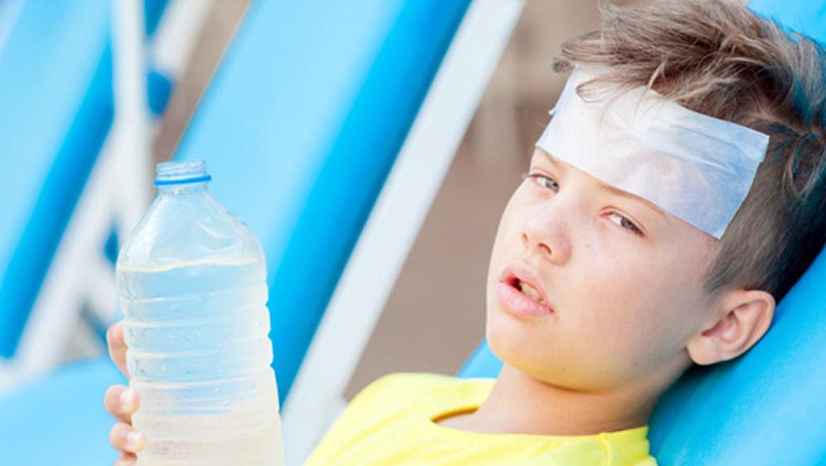 Çocuklarda güneş çarpması baş ağrısı, mide bulantısı ve halsizlik gibi belirtilere yol açabiliyor.