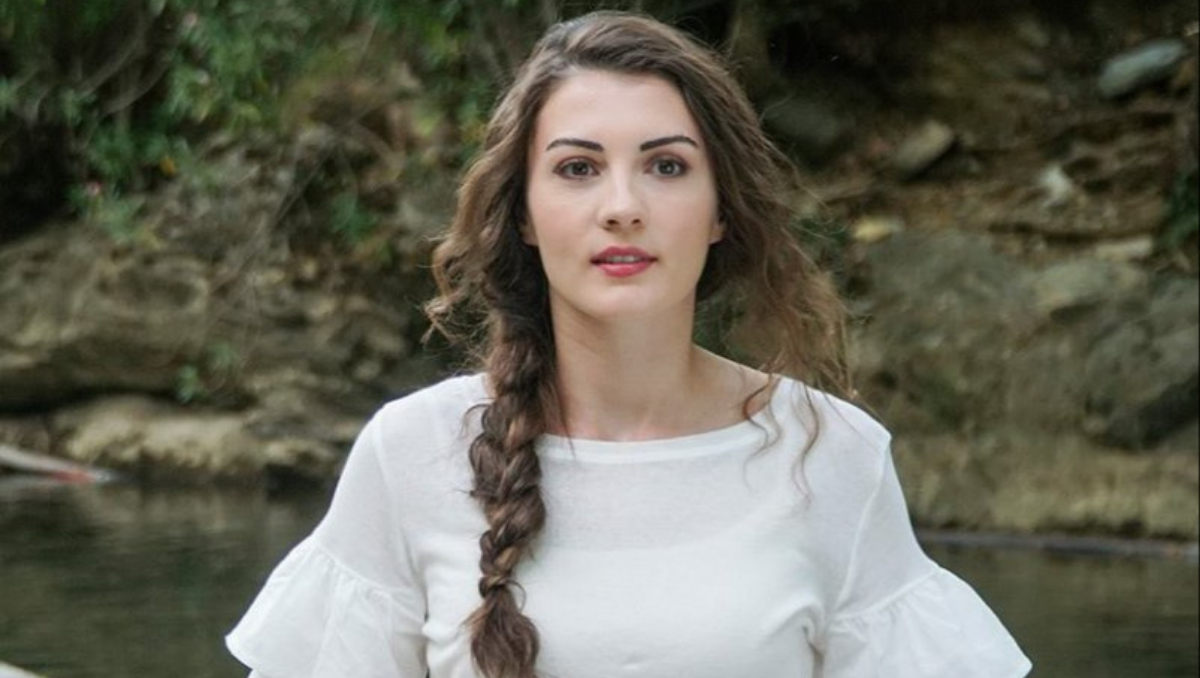 Burcu Özberk'in son paylaşımı takipçilerini ikiye böldü