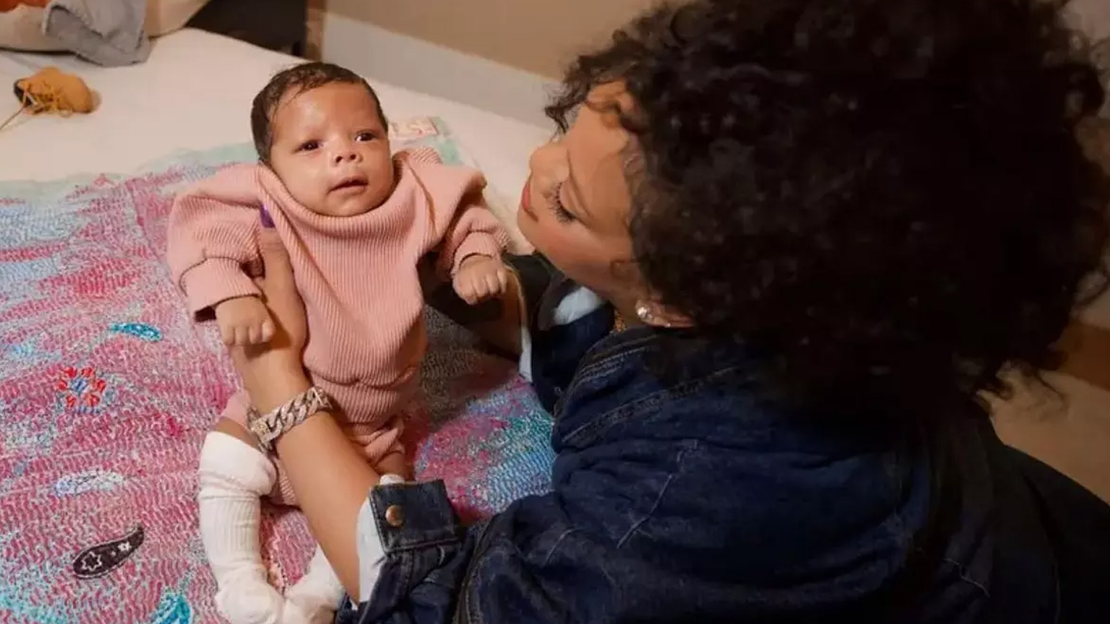 Rihanna'dan kırkı çıkmayan bebeğiyle aile pozu! Bebeğin adı da belli oldu
