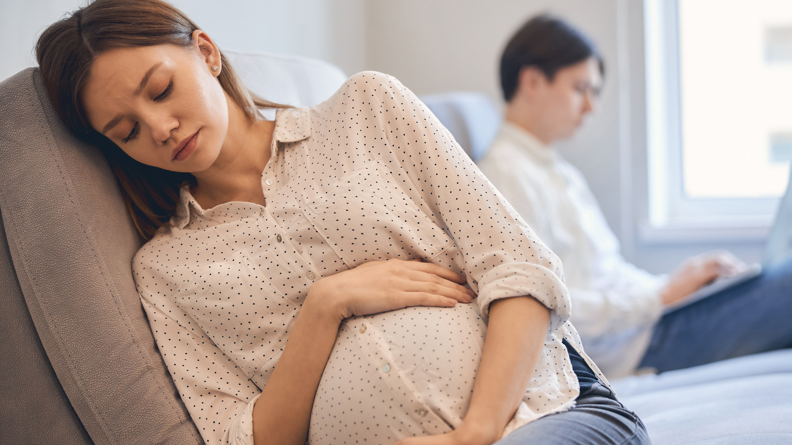Hamilelikte normalde görülen bazı değişiklikler de uykunuzu bölerek ya da düzeninizi değiştirerek uyku problemlerine neden olabilir.