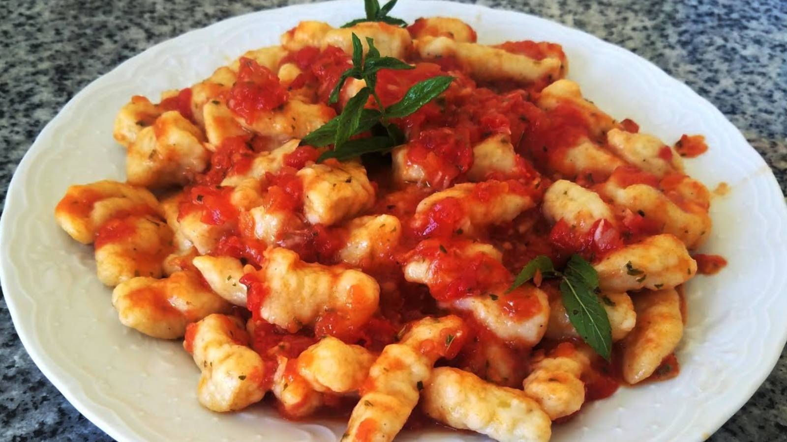 Parmaklarınızı yiyeceksiniz! Domates soslu Gnocchi’nin detaylı hazırlanışı ve orijinal tarifi…