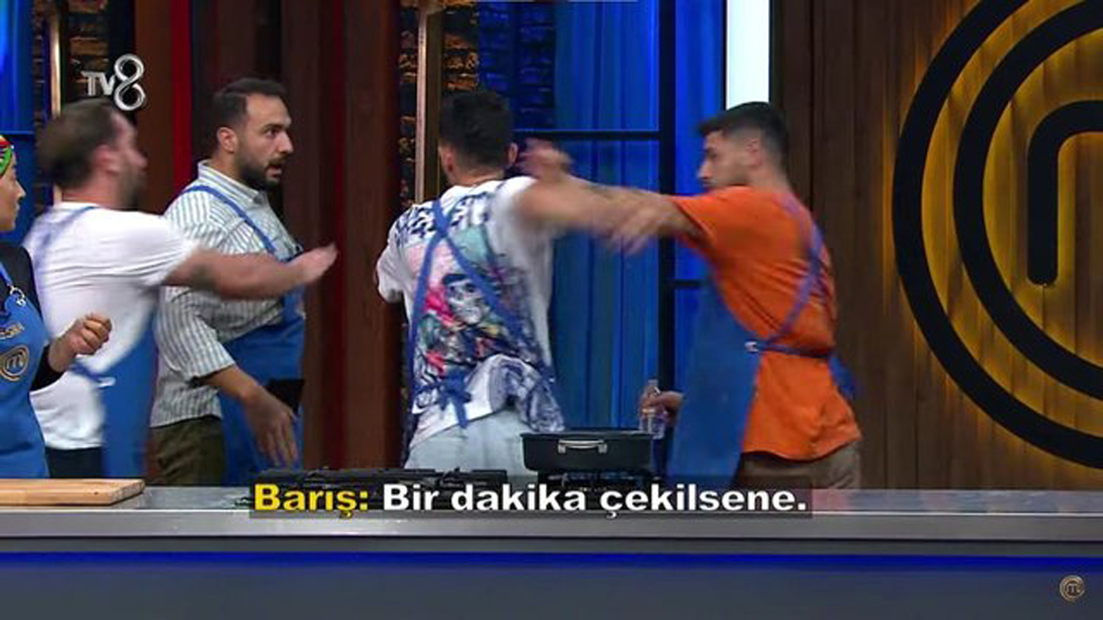 Barış’ın, kendisini engellemeye çalışan Ayaz’a fiziksel temasta bulunduğu ekranlara gelirken yaşanan olay görüntülerin ardından Somer Şef’in uyarısı ekrana geldi.