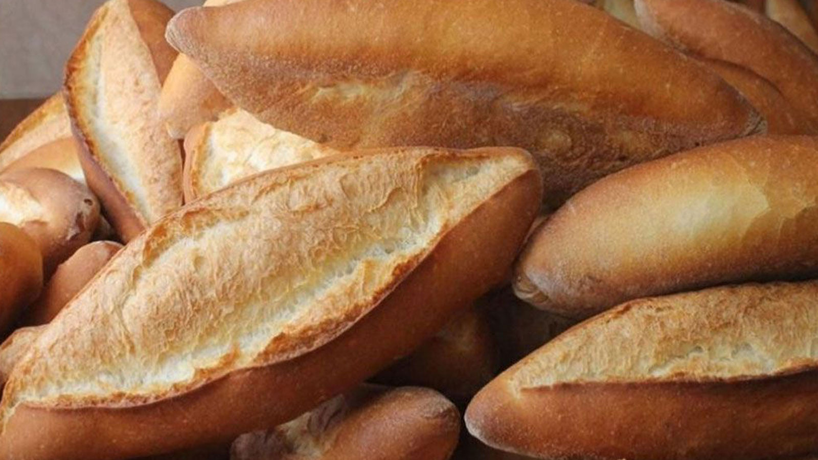 Ekmek tercihinizi tam tahıllı, çavdar, kepek ekmek gibi ekmeklerden yana kullandığınız ve makul miktarda tükettiğiniz takdirde ekmek kilo aldırmayacaktır.