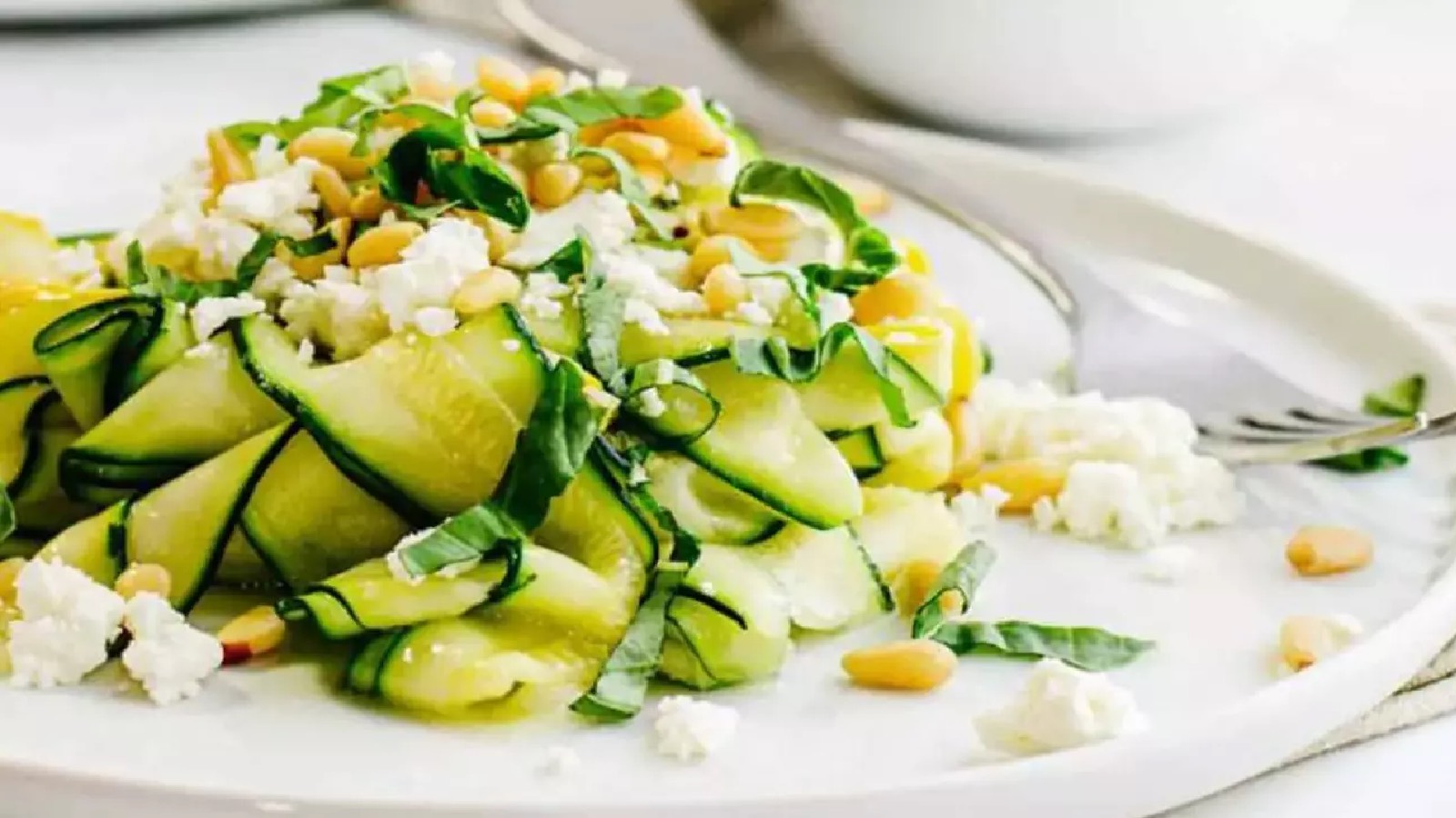 Hem pratik hem lezzetli hem de doyurucu bir yemek arıyorsanız, yer fıstıklı kabak salatası tam size göre!