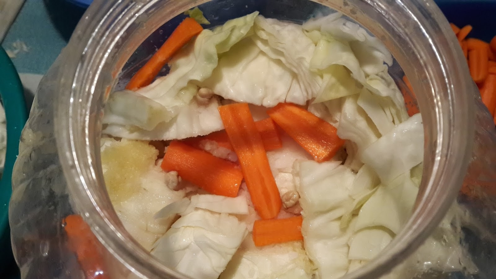 Lezzetiyle büyüleyen beyaz lahana turşusu, aslında oldukça basit bir şekilde hazırlanabilir.