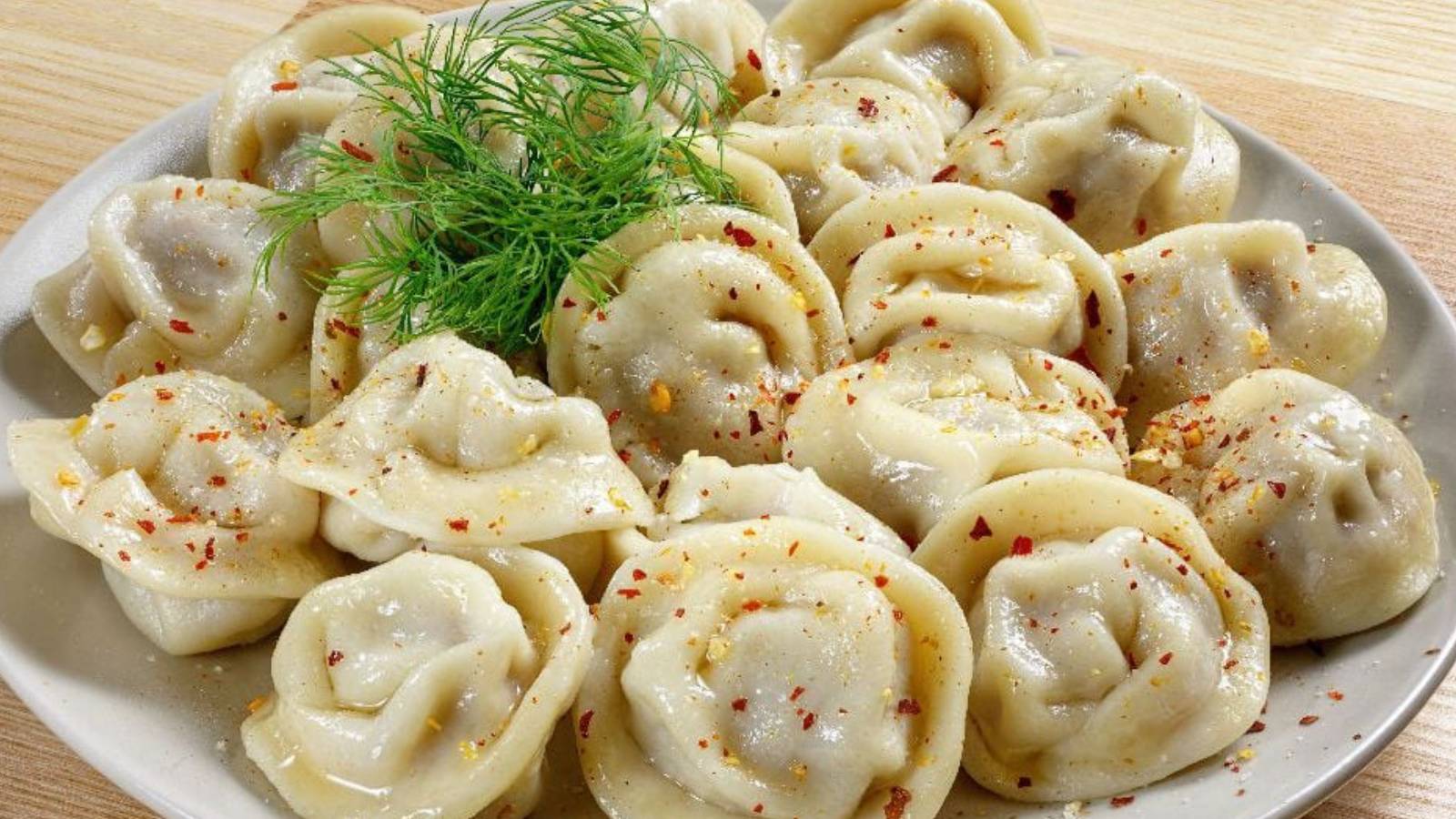 Enfes Rus mantısı pelmeni yemeğinin detaylı ve pratik hazırlanışını sizin için haberimizde paylaştık.