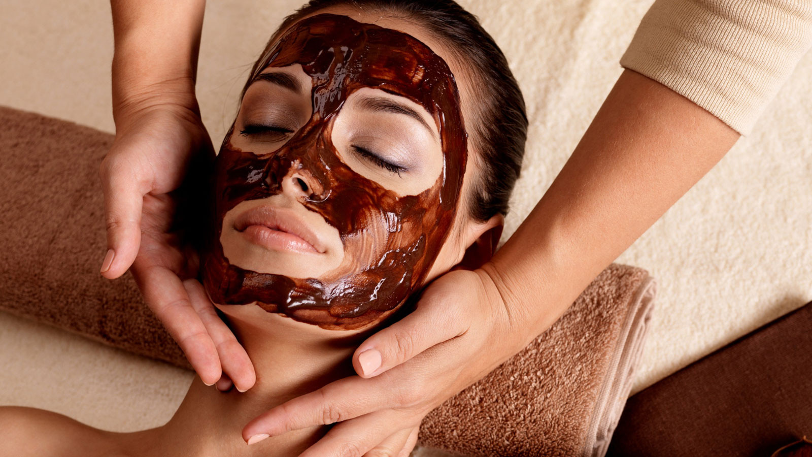 Çikolata maskesi ciltteki gözenekleri temizliyor, cilde gençlik ve güzellik veriyor.