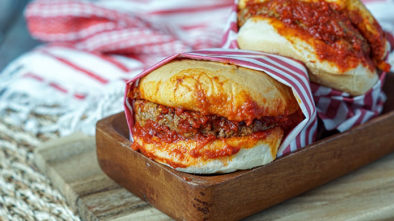 Bol sosu ve sıcacık ekmeğiyle tadına doyamayacaksınız! Islak hamburger nasıl yapılır?