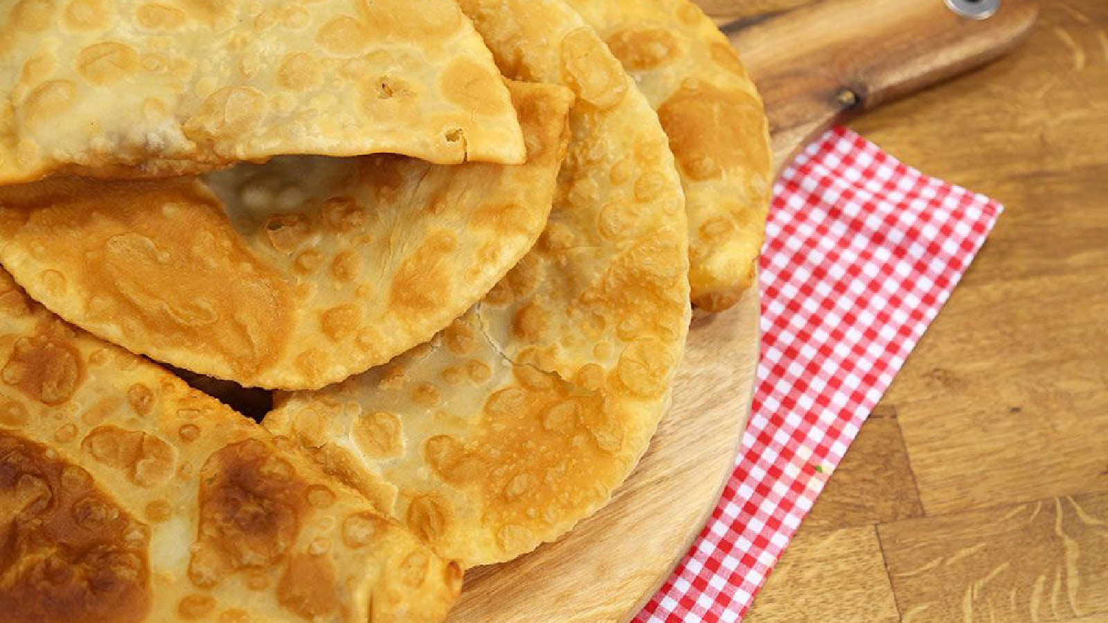 Çiğ börek ya diğer türlü çi börek; kıyma, soğan ve baharat karışımının açılmış yufkaya konulup yağda kızartılmasıyla hazırlanan geleneksel bir "Kırım Tatar" lezzetidir.