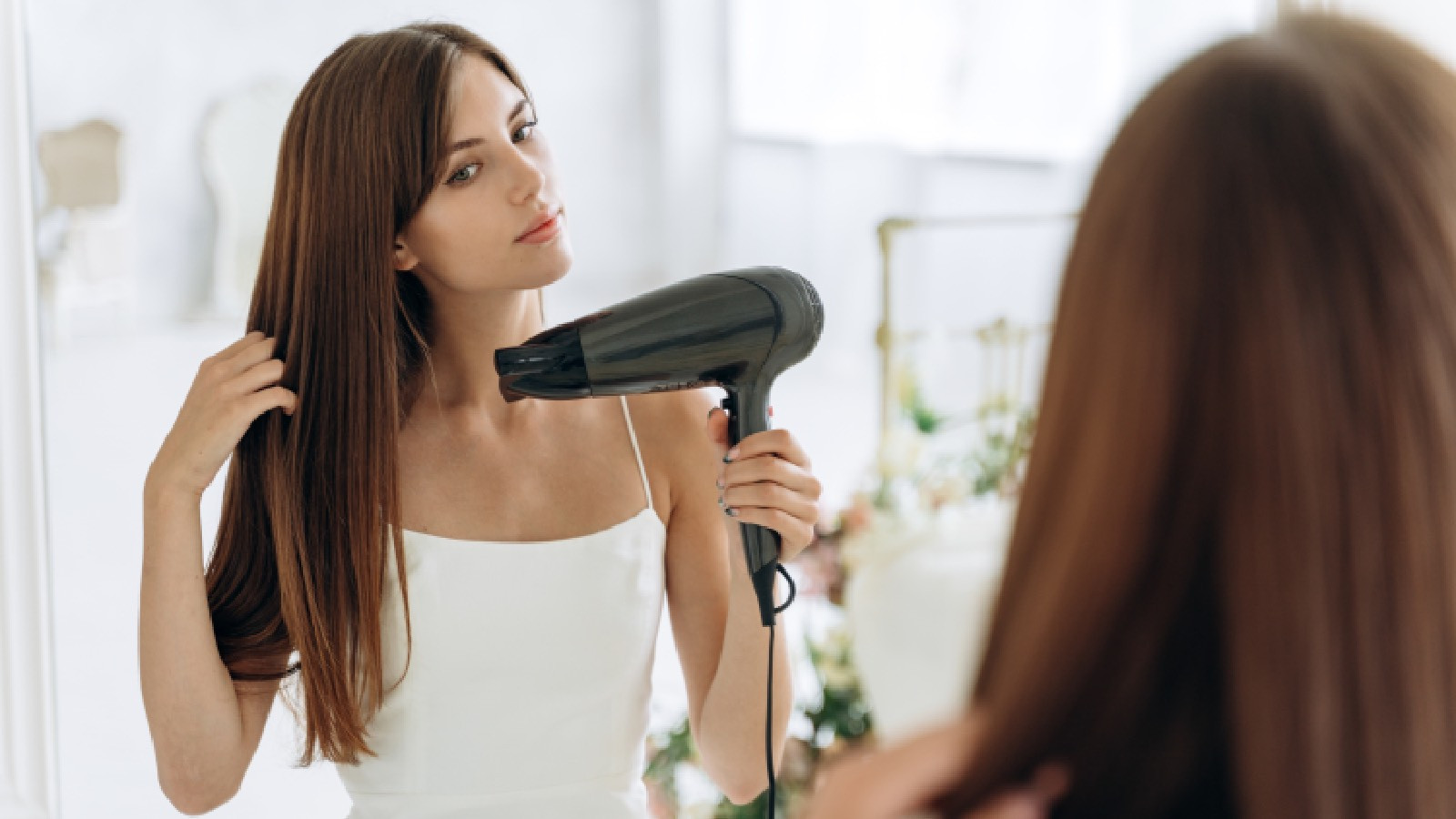 Saç kurutma makinası kullanırken önemli püf noktalarına dikkat ederek saçlarınızı daha sağlıklı ve güzel bir şekilde kurutabilirsiniz.