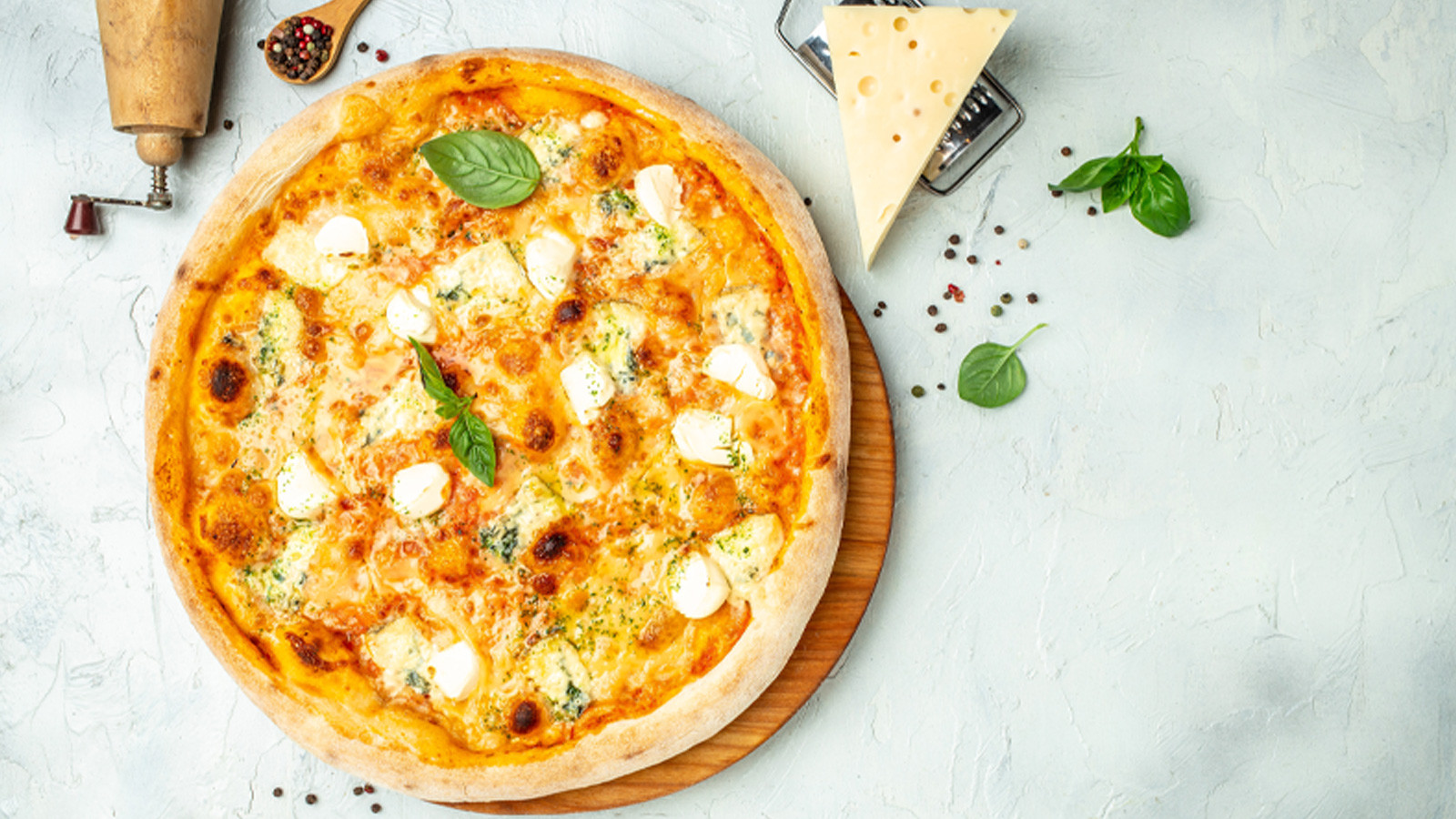 En ideal pizza çeşitleri arasında domatesli, peynirli, soğanlı, deniz ürünü içerenleri ve mantarlı olanları tercih edebilirsiniz. 