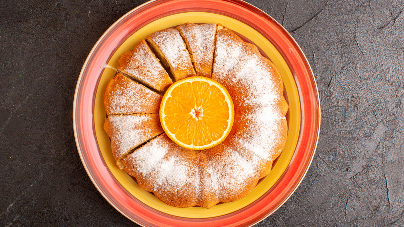 Portakallı kek, içerisine portakal suyu, portakal kabuğu rendesi katılıp yapılıyor.