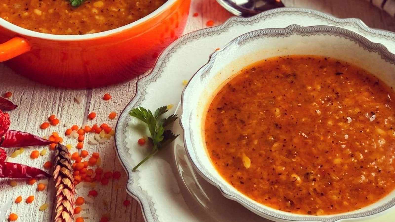 Mahluta çorbası, kırmızı mercimek ve pirinç katılarak yapılan Antakya mutfağına ait bir lezzettir.