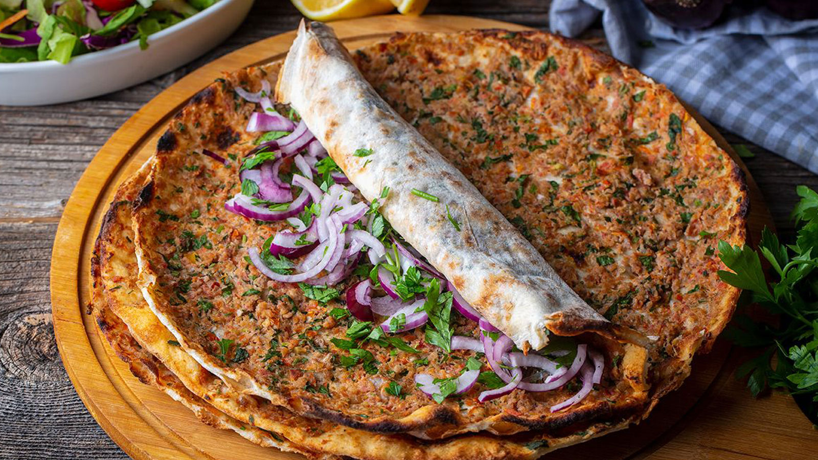 Lahmacunun yanına ne gider, hangi çorba, tatlı ve içecek yakışır?