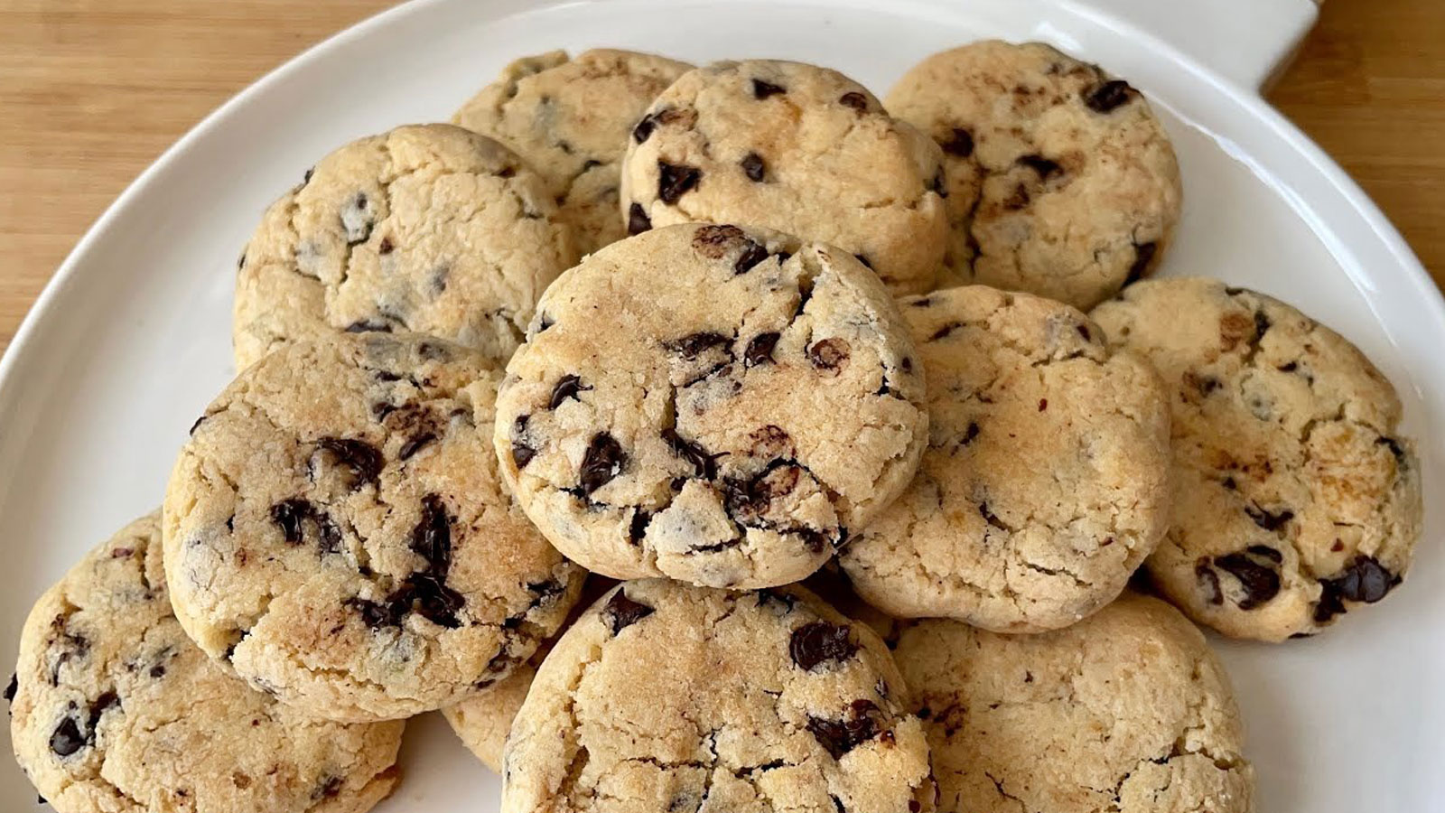 Starbucks Cookie kurabiyeyi fırında 15-20 dakikadan fazla pişirmemeli, yoksa çok kuruyup lezzeti gider.