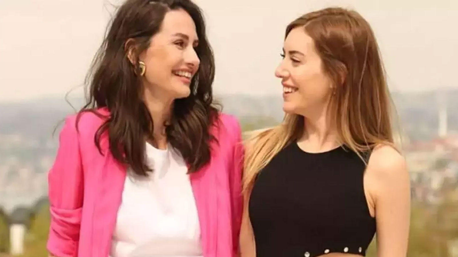 Sinem Kobal arkadaşı Yasemin Özilhan'ın doğum gününü kutladı