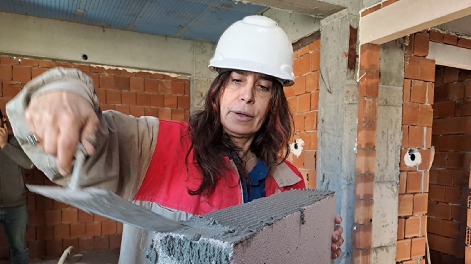Baretini ve çizmelerini giyip inşaata gidiyor! 60 bin TL&#039;ye işçi bulamayan kadın kendi çalışıyor