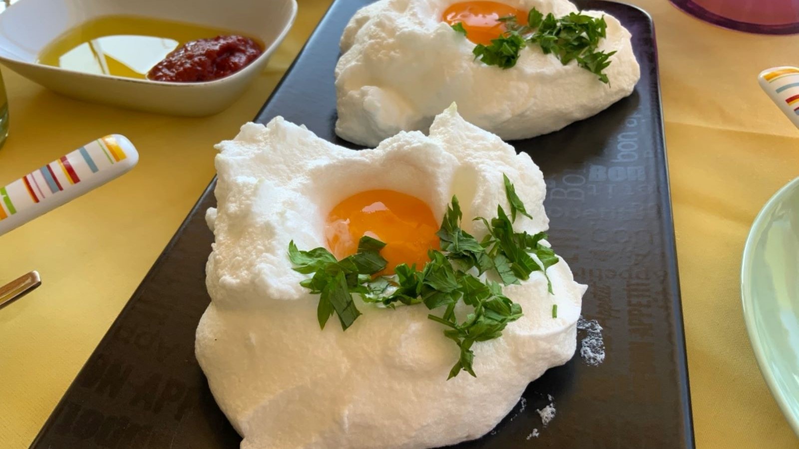 Pazar kahvaltısı için farklı bir lezzet: Bulut yumurta tarifi nasıl yapılır?
