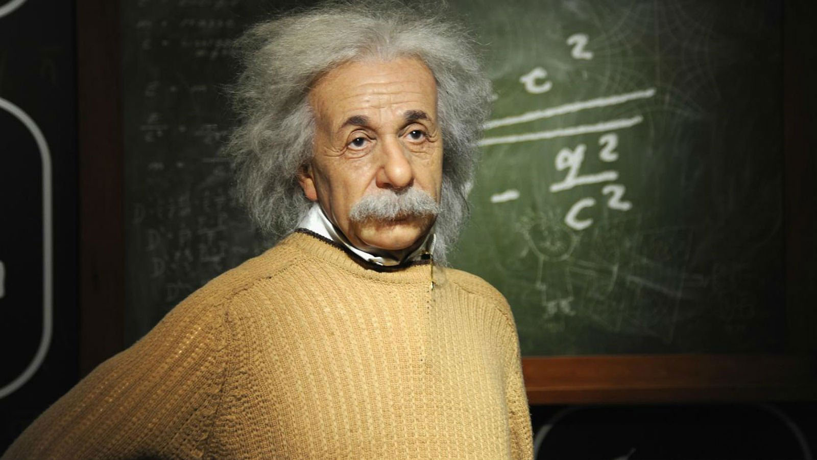 Albert Einstein tüm zamanların en zeki bilim insanları arasında gösterilir. Einstein, en çok görelilik teorisini geliştirmesiyle tanınır. IQ seviyesi 160'tır ve Kova burcudur.