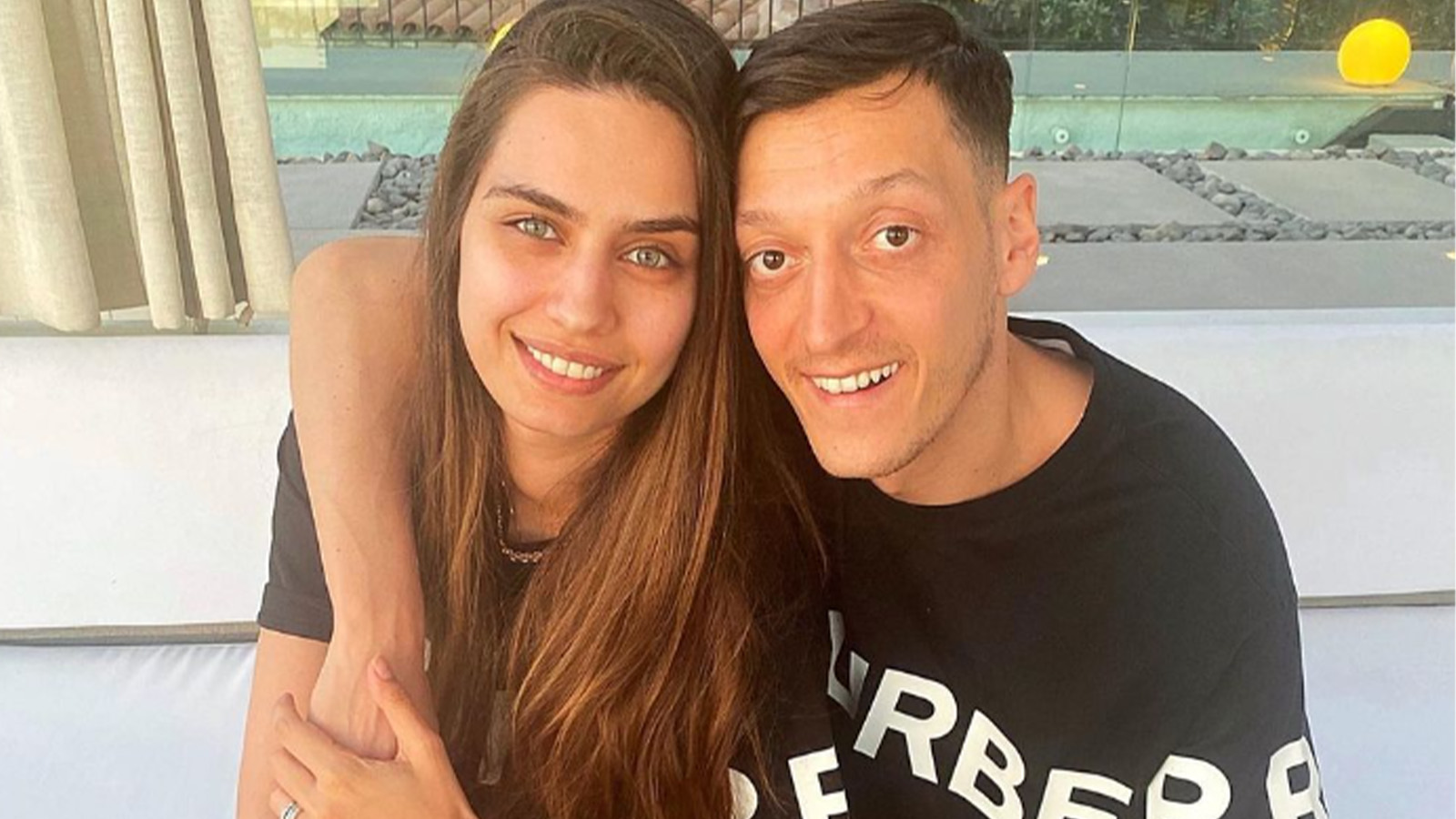 Mesut Özil ve eşi Amine Gülşe depremzede çocuklar için kolları sıvadı