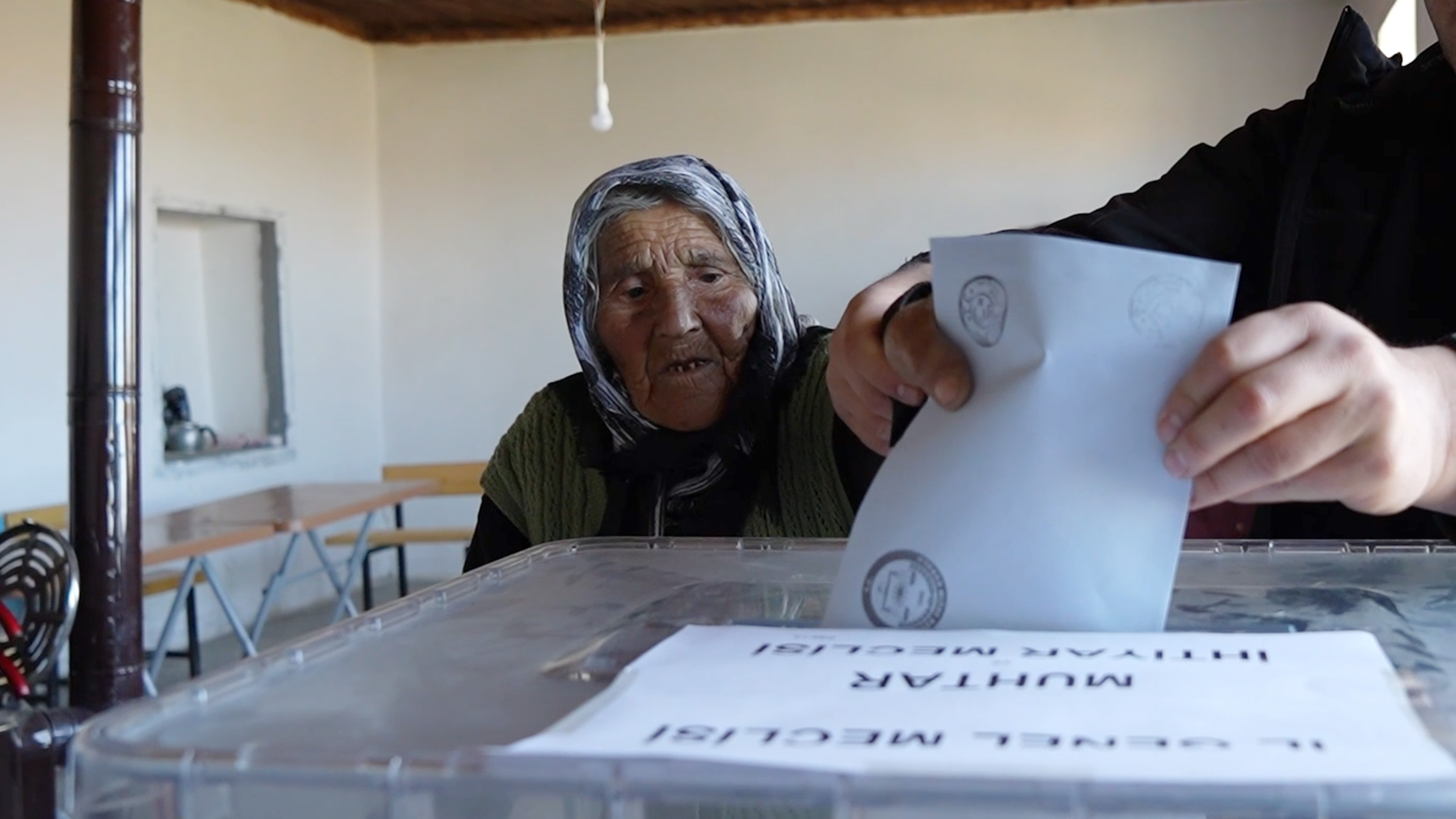 Türkiye'den seçim manzaraları! Gencinden yaşlısına herkes sandığa akın etti